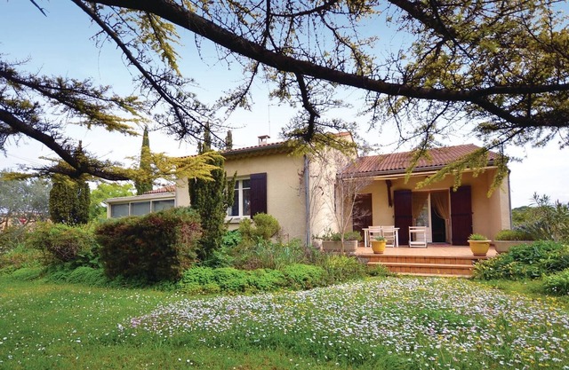 This vacation home is a pretty detached villa on the edge of a pretty village in Vaucluse.