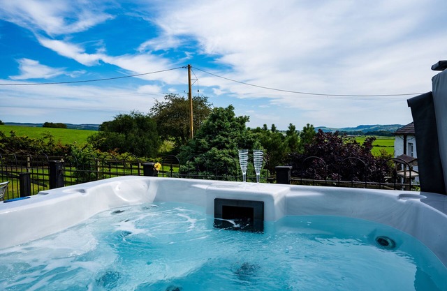 Thomas Carlyle Cottage sleeps 4 in 2 bedrooms with own hot tub