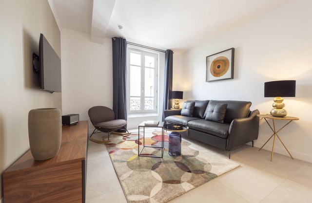 Thomas Moore, 4 stars, Luxury apartment close to the Champs-Elysées