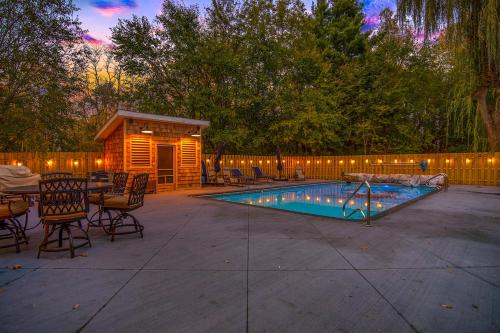 Thorndale - Modern Smart Home on 20 Pastoral Acres with a Private Heated Pool & Hot Tub