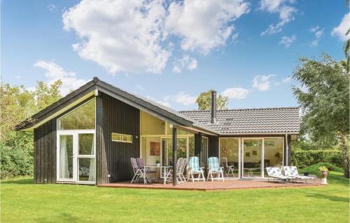 Three-Bedroom Holiday Home In Dronningmolle