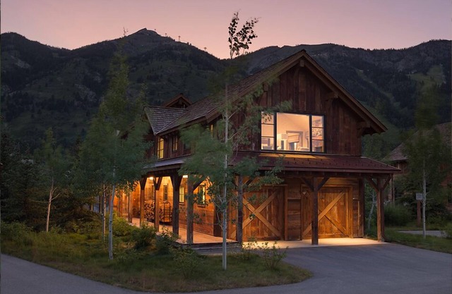 Three-bedroom home with vaulted ceilings and outdoor fireplace