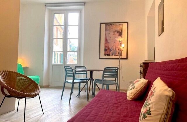 Three rooms apartment in the main square of Finalborgo