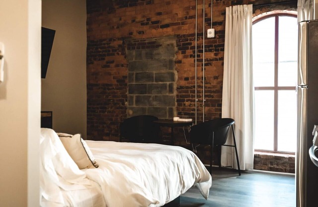 Three Trails Studio Loft Historic Downtown | Wine Country | Rooftop Deck