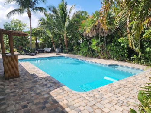 Thumb Point Oasis w Heated Pool walk to beach