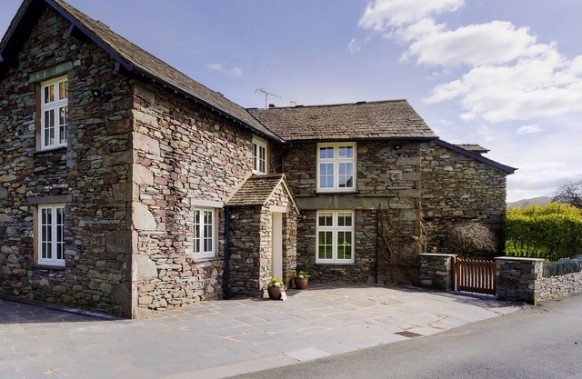 TILLY'S COTTAGE, family friendly, with open fire in Grasmere