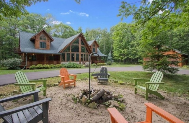Timber Lodge on Large Wooded Lot mid Door County