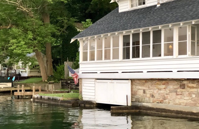 Timeless 4 Bedroom Lakefront House with Gorgeous Views. Pontoon Available