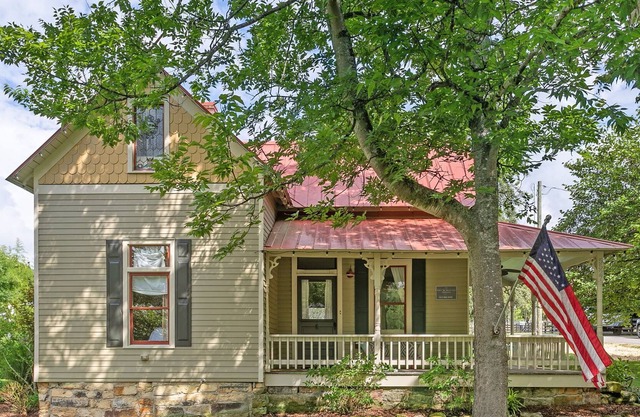 Tin Roof Cottage: A Picturesque Cottage