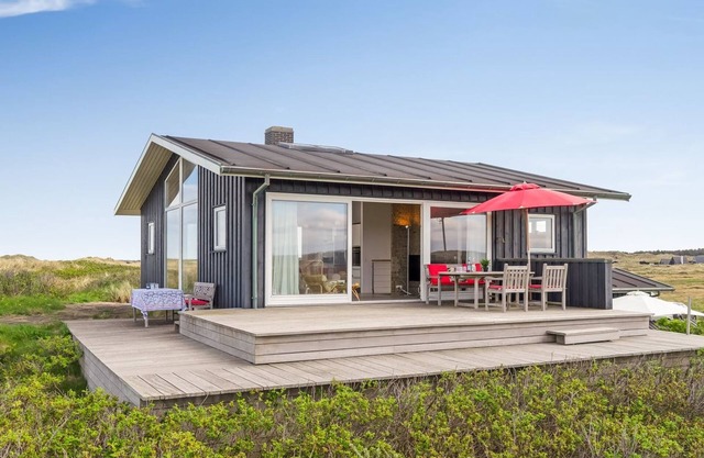 "Tinea" - 50m from the sea by Interhome
