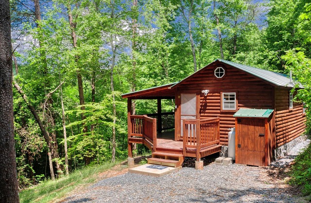 Tiny Cabin-HOT TUB, private, quiet side of the Smokies