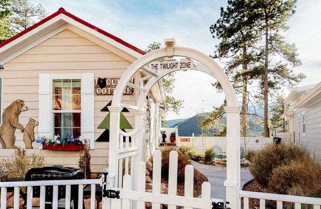 Tiny home cottage w/mountain view, kitchen & firepit - dogs OK