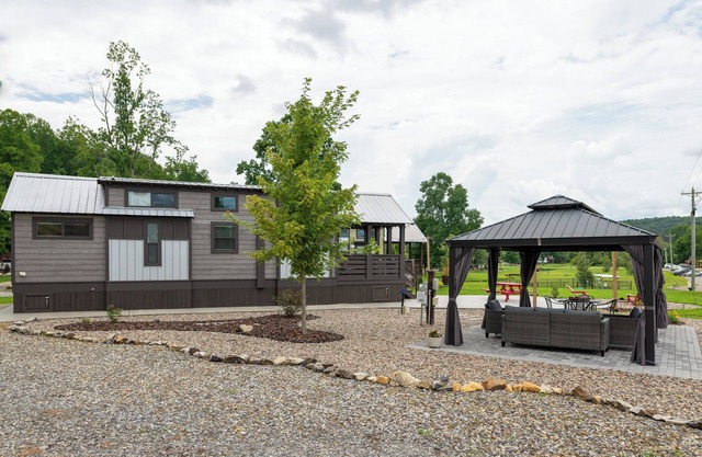 Tiny home mountain retreat w/view, covered outdoor patio, fire pit