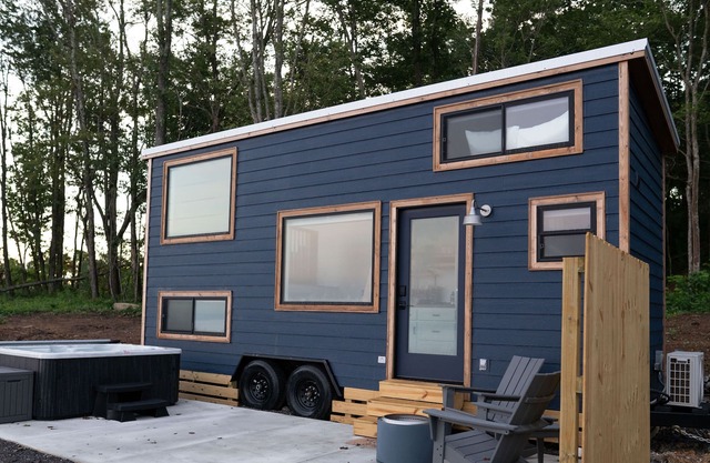 Tiny Home on the Edge of a Mountain with Private Hot Tub