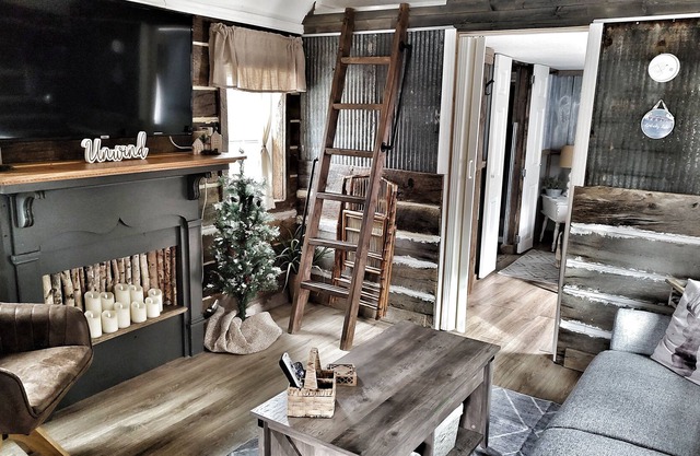 Tiny House near Kentucky Lake, Wifi, Kayaks, Fire Pit🔥Dog-Friendly🐶Porch Swing