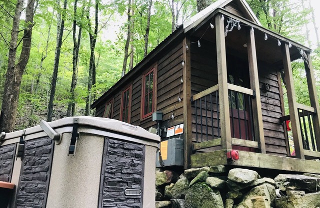 Tiny Owl Cabin – Tranquil Forest Retreat with Hot Tub and Creekside Setting