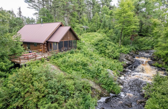 Tioga Falls Cabin: The Ultimate Fall Getaway – Waterfalls & Vibrant Leaves!