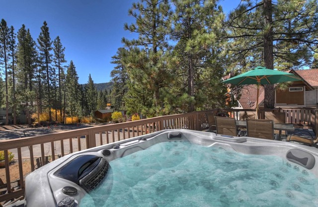 Tioga Hideaway By Destination Big Bear: Pet Friendly! Spa! Quiet Cul de Sac! Firepit! Fenced Yard! AC!