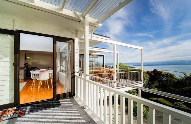 Tiro Tai Coast ViewsnCasual relaxed home overlooking Tahuna Beach with spa pool