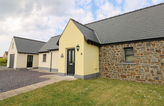 TLWS BACH, family friendly, with a garden in Roch