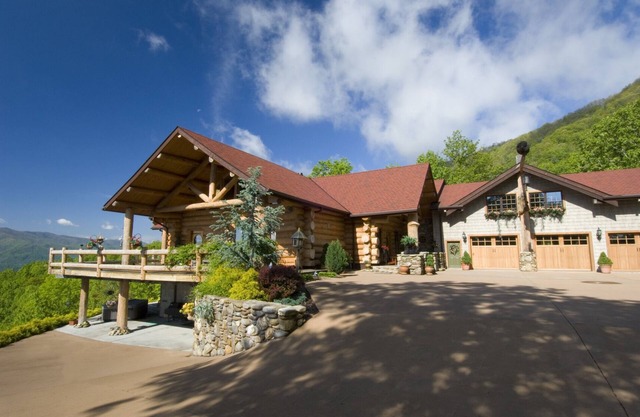 TN Mountain Lodge: sleeps 22+ lake, hikes, hot tub, Sauna