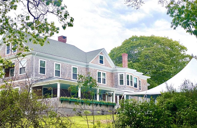 tnVictorian Shore front home in a charming summer community