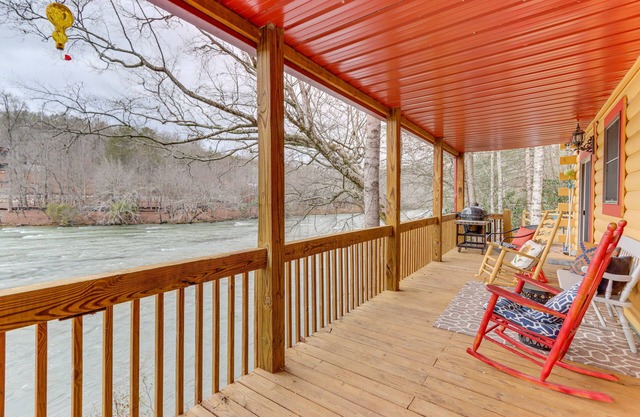 'Toccoa Waterfront Hideaway:' Hot Tub & Fire Pit!