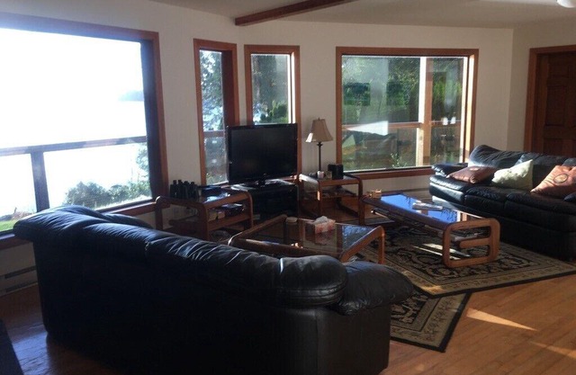 Tofino Water Front Home Hot Tub, Beach, Private Float