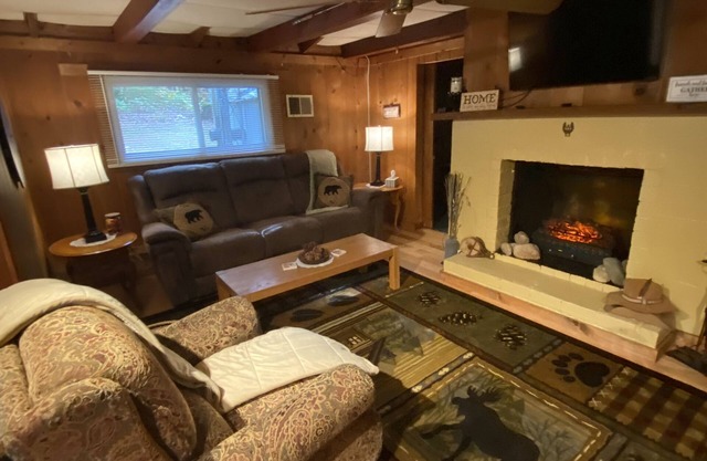 Toma trail cozy cabin salmon are in the Rivers small game is around corner