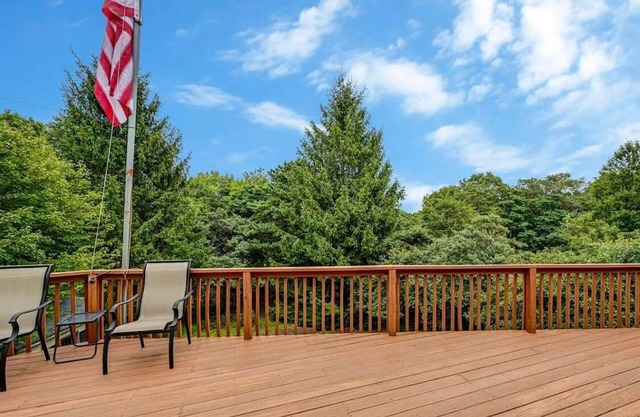 Tons of Space! 2 floors,Huge Deck,2 fireplaces,All New Beds. Near beach/lake/ski
