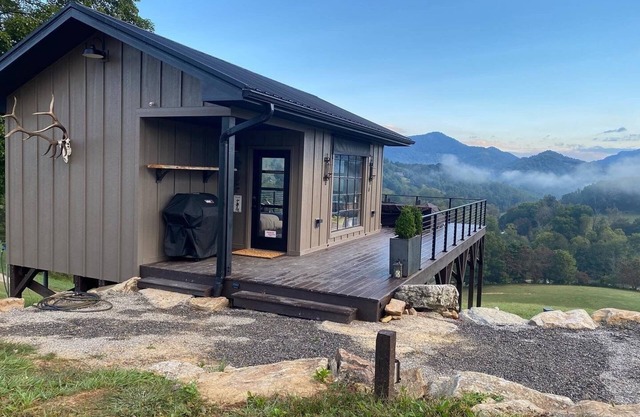 Top 1% Airbnb! Open air cabin, sweeping views at low elevation, in the Smokies!