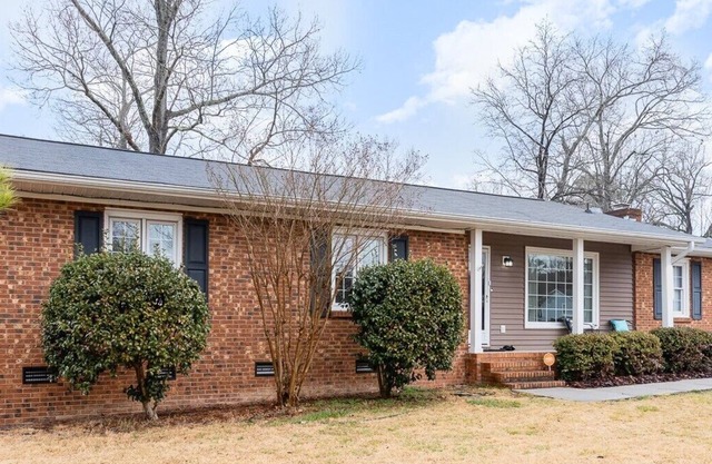 Top convenience for Work or Play in Raleigh. Pet friendly 3 bdrm 2 ba