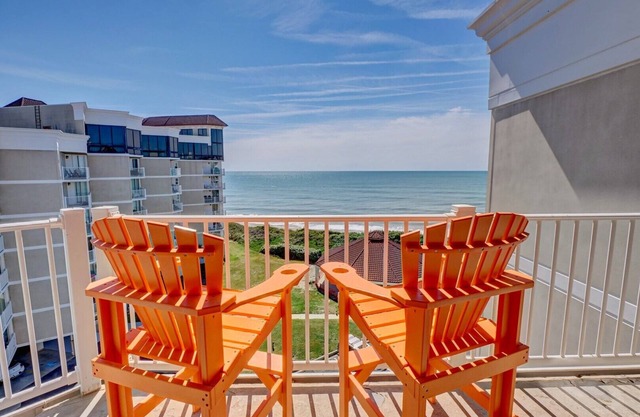 Top Floor 2 Bedroom Unit - Amazing views, beautiful interior updates