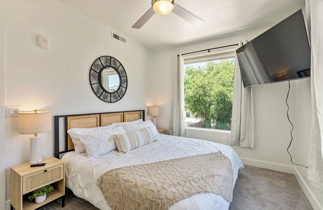 Top Floor/City View/Garage Parking/Gym/Wi-Fi/Central