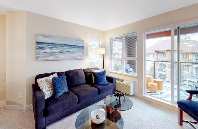 Top-floor condo w/fast WiFi, furnished balcony, private grill, shared pool & gym
