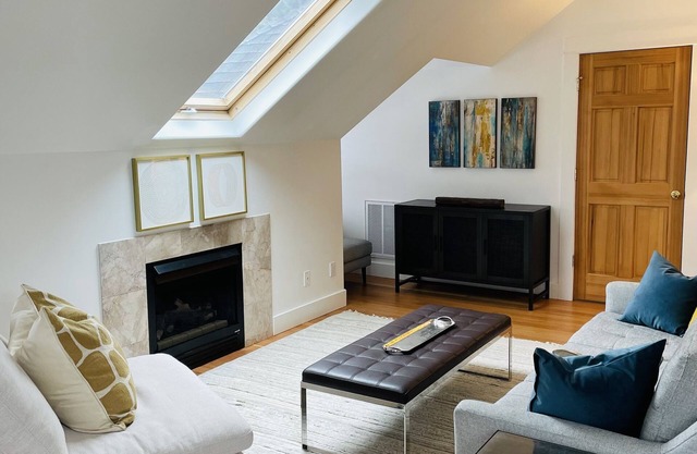 Top floor of historic home in Nob Hill /Slabtown district