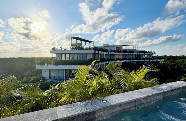 TOP FLOOR PH, Private Pool, 24/7 Security, 3 King Beds, A/C, Elevators!