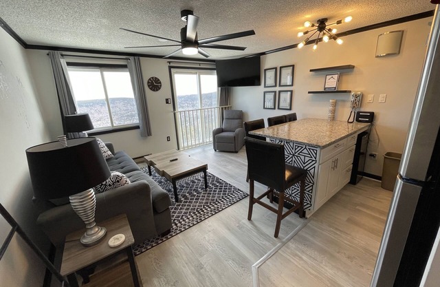 Top floor Ski-in/Ski-out 1 br at Snowshoe Mountain Lodge w/NEW private balcony!