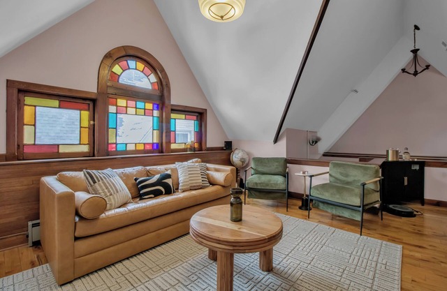 Top-Floor Two-Bedroom Loft in Superb Buffalo location with WiFi and A/C Options.