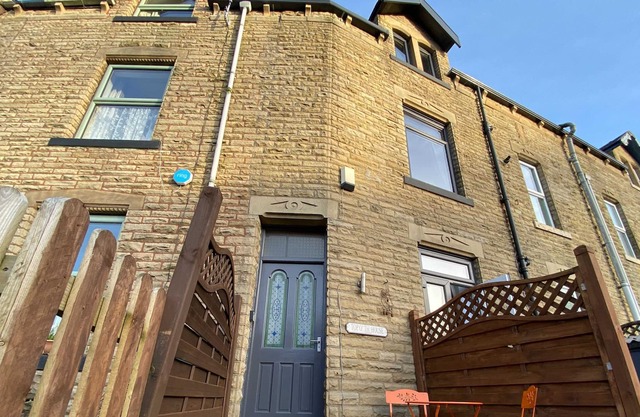 TOP O’ TH HOUSE, family friendly, with a garden in Hebden Bridge