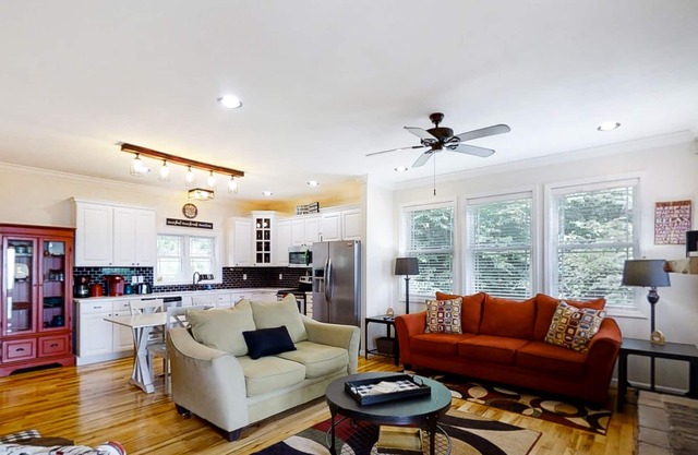 Top-of-the-mountain retreat with lake and mountain views, central AC & W/D
