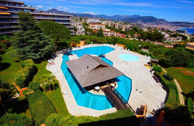 Top-of-the-range studio comfort, swimming pool, tennis court, park, security