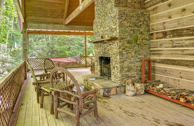 Topton Cabin with Hot Tub - 6 Mi to Nantahala Lake!