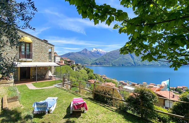 Torre Garden Holiday Apartment with Lake View
