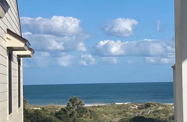 Tortuga Oceanside Villa with Beautiful Beach and Sunset Views in Emerald Isle
