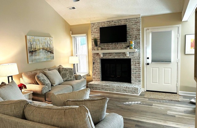 Totally Renovated Townhome-New to VRBO in 2023-Nurses & Monthly Renters Welcome