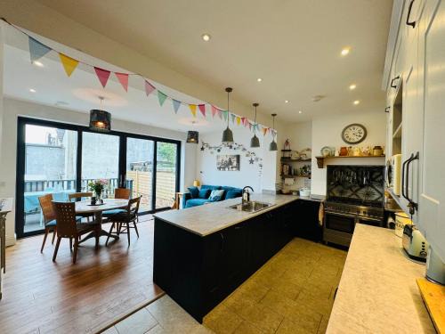 Totterdown's Fabulous Vintage Style House