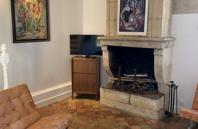 Tour en Pierre Rénovée à 20 Minutes de Saint Emilion