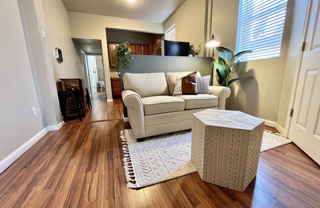 Tower Grove Pet Friendly 1 Bedroom - 4 mi to SLU & Barnes - Shared Laundry