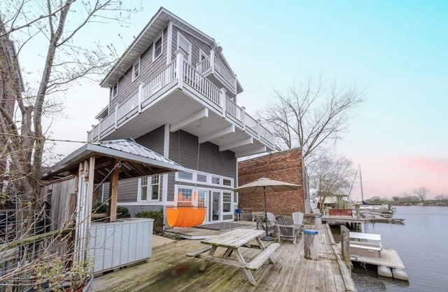 Tower House: Canal-Front Luxury Retreat